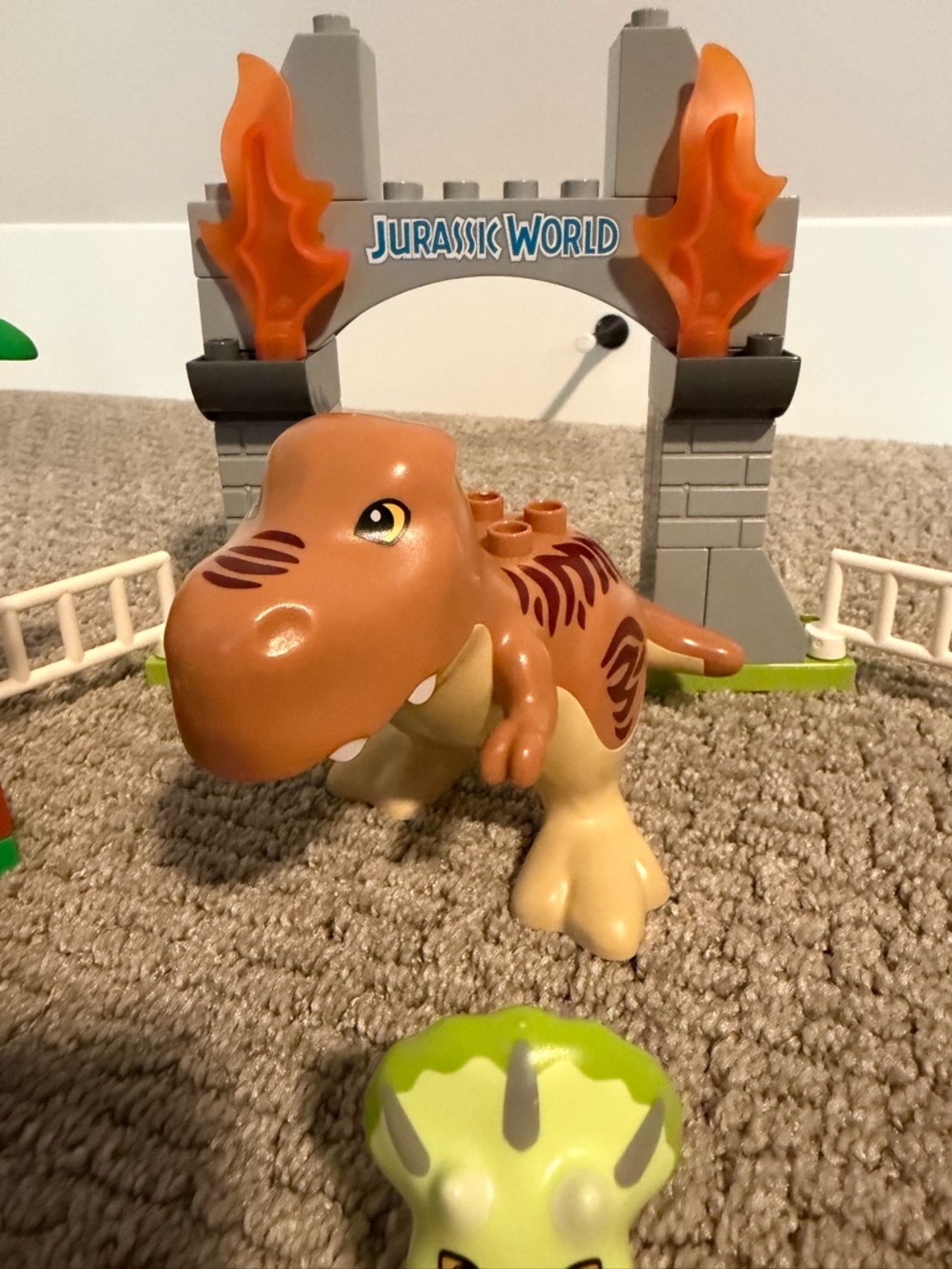 Lego Duplo Jurassic World T. Rex and Triceratops Dinosaur Breakout 10939 - Picture 3 of 7